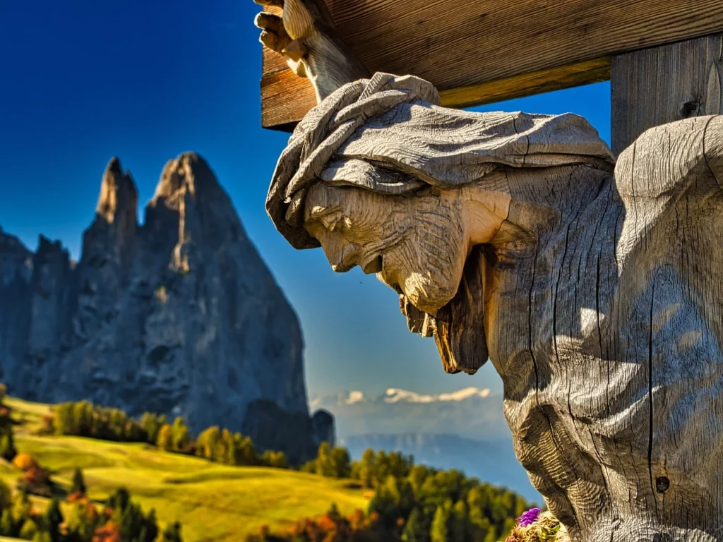 Dolomiti montagne scultura legno autunno Italia
