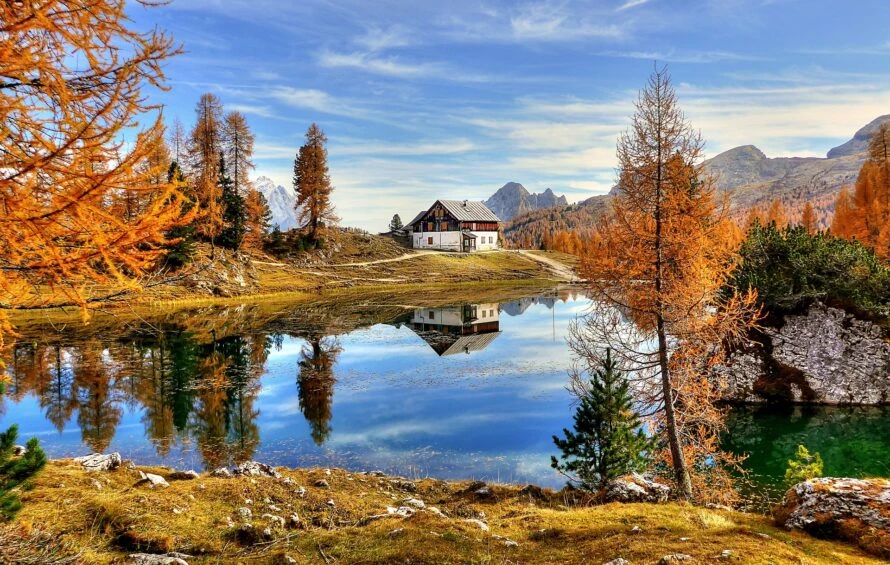 Lago Federa Alpi autunno Italia