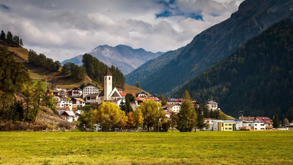 Paesaggio autunno borgo villaggio montagna Aosta