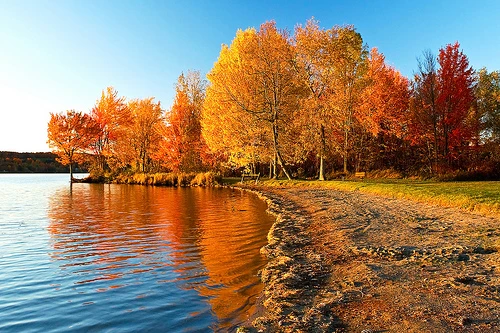 Lago autunno Sicilia Italia