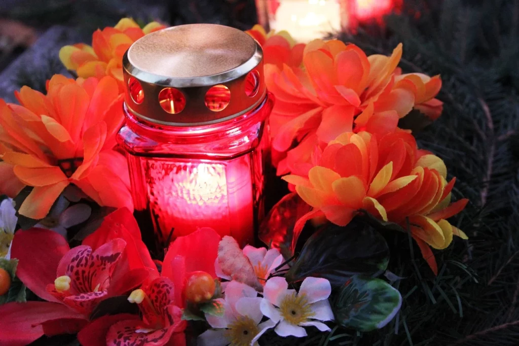 Candela e fiori atmosfera commemorazione novembre