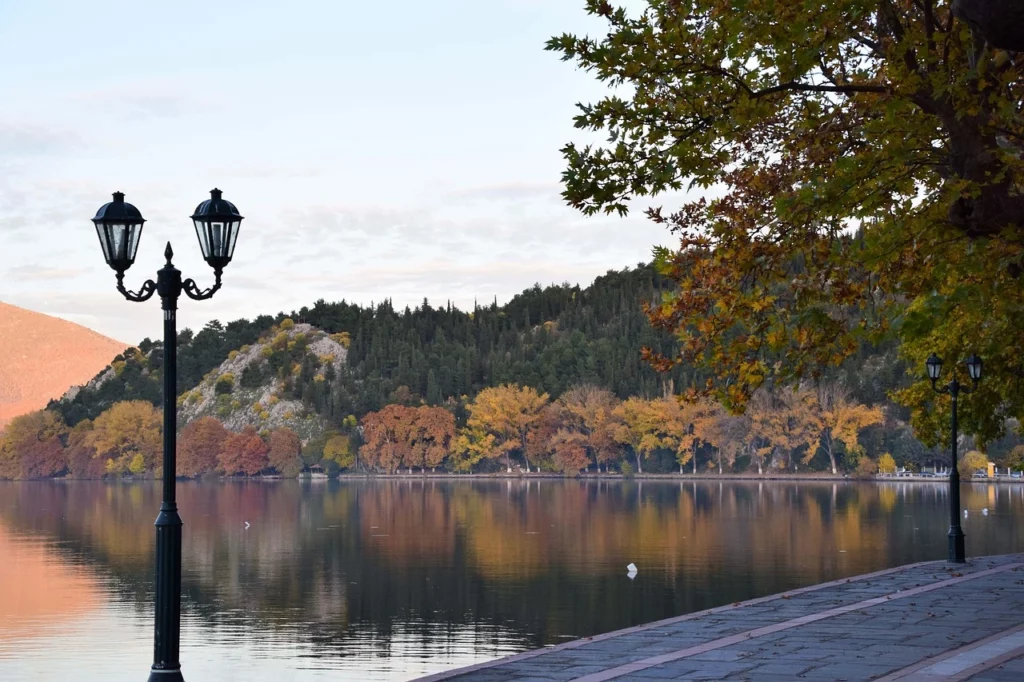 Paesaggio lago autunno