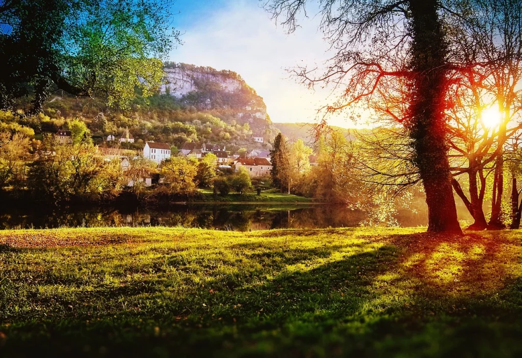 Borgo lago paesaggio autunnale