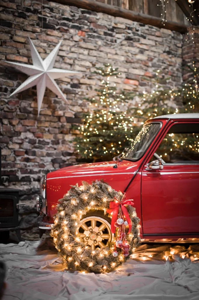 Natale vintage auto rossa ruota con ghirlanda