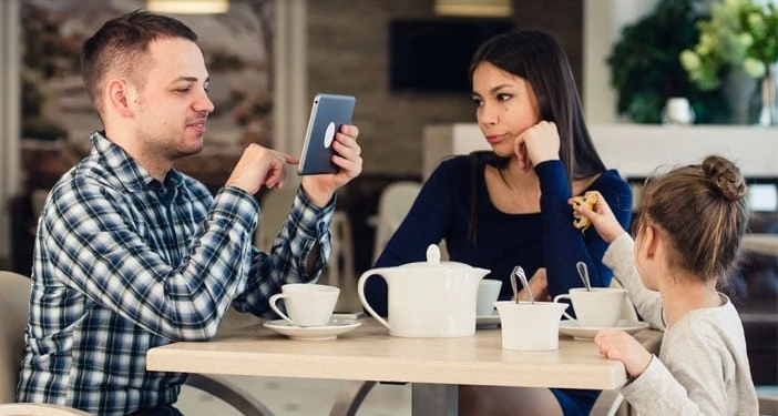 Stare sempre al cellulare phubbing effettu psicologici