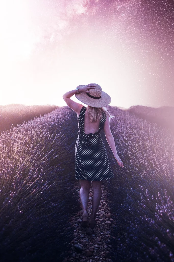 Ragazza tra fiori di lavanda